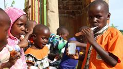 Vor der Zahnarztbehandlung müssen erst noch die Zähne geputzt werden. Normalerweise benutzt man in Uganda dafür ein Stück Holz und als Zahnpasta Salz. (Foto: Christian Neu)