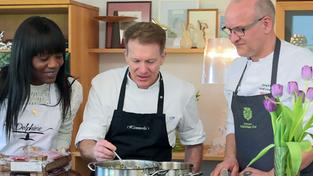 Delphine Buchholz, Cliff Hämmerle und Jörg Künzer bereiten das Ostermenü zu (Foto: SR)