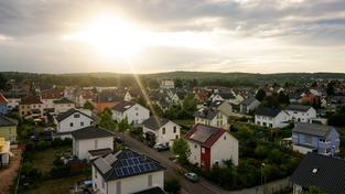Einfamilienhäuser in einer Wohnsiedlung (Foto: unsplash / Kevin Martin Jose)
