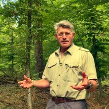 Waldbesitzer Wolfgang Pester, kritisiert den hohen Wildbestand (Foto: SR)