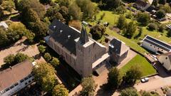 Die Herz-Jesu-Kirche in Wustweiler von oben (Foto: Raimund Kiefer)