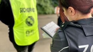 Zoll nimmt Wach- und Sicherheitsgewerbe ins Visier. Erfassung der Arbeitnehmerdaten (Foto: HZA Saarbrücken)