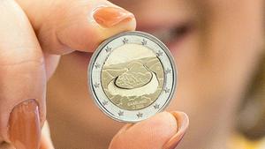 Ministerpräsidentin Anke Rehlinger stellt eine neue Sonderedition der Zwei-Euro-Münze mit Saarschleifenmotiv vor (Foto: Pressefoto / Staatskanzlei Saarland)
