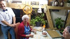Zweimal in der Woche helfen Oma Tatiana und Freundin Nadeschda mit - und sie machen frische Pelminis (Foto: SR)