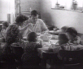 Arbeiterfamilie beim Essen