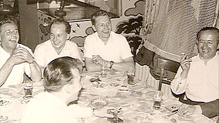 Männer in geselliger Runde am Tisch - Foto: Roman Hauch