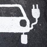 Symbol eines Elektroautos auf einem Parkplatz (Foto: picture alliance/Julian Stratenschulte/dpa)