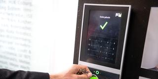 Ein Mitarbeiter erfasst seine Arbeitszeit digital mit einem Chip am Schlüsselanhänger (Foto: picture alliance/dpa | Sina Schuldt)