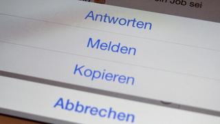 Die Optionen Antworten, Melden, Kopieren und Abbrechen unter einem Social Media Beitrag auf einem Smartphonedisplay (Foto: dpa/Peer Grimm)