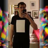 ein Mann steht mit einem schwarzes T-Shirt vor dem Spiegel. Auf dem schwarzen T-Shirt klebt ein weißes Blatt. (Foto: privat)