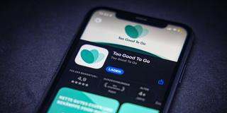 Ein Smartphone mit der App "To good to go" (Foto: IMAGO / Rüdiger Wölk)