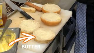 Burgerbrötchen mit Butter bestrichen. (Foto: UNSERDING)