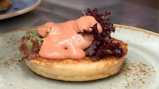 Ein Burgerbrötchen mit Salat und viel Soße. (Foto: UNSERDING)