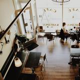 Freunde sitzen im Café zusammen (Foto: pixabay.com)