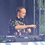 DJ AlleFarben am Misch-Pult. (Foto: Dirk Guldner)