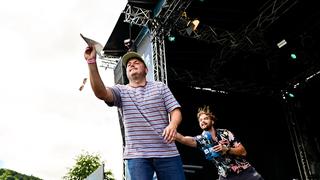Zwei Männer werfen etwas von einer Bühne. (Foto: Dirk Guldner)