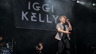 Ein Sänger auf der Bühne. Im Hintergrund steht groß der Name "Iggy Kelly". (Foto: Dirk Guldner)
