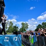 Sänger Iggy Kelly steht auf der Bühne, das Publikum jubelt ihm zu. (Foto: Dirk Guldner)