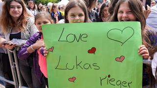 Fans beim Auftritt von Lukas Rieger beim SR Ferien Open Air in St. Wendel (Foto: Dirk Guldner)