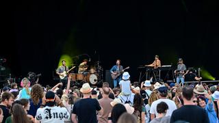 Auf der Bühne spielt Joris mit seiner Band. (Foto: Dirk Guldner)