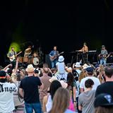 Auf der Bühne spielt Joris mit seiner Band. (Foto: Dirk Guldner)