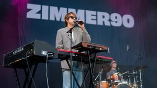 Ein Mann steht am Keyboard und singt, im Hintergrund sitzt ein weiterer Mann am Schlagzeug. (Foto: Dirk Guldner)