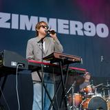 Ein Mann steht am Keyboard und singt, im Hintergrund sitzt ein weiterer Mann am Schlagzeug. (Foto: Dirk Guldner)