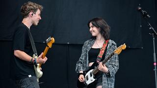 Ein Mann und eine Frau stehen sich gegenüber und spielen Gitarre. (Foto: Dirk Guldner)