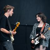 Ein Mann und eine Frau stehen sich gegenüber und spielen Gitarre. (Foto: Dirk Guldner)