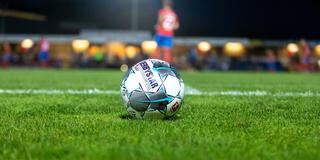 Ein Fußball liegt auf einem Fußballplatz (Foto: pixabay/picselweb)