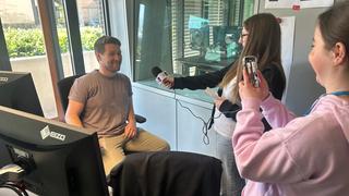 Ein Mann Sitzt auf einem Stuhl, er wird gerade interviewt (Foto: UNSERDING)