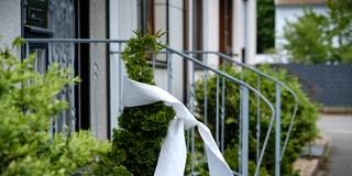 Reste der Hexennacht. Toilettenpapier vor einem Haus (Foto: Sebastian Knöbber)