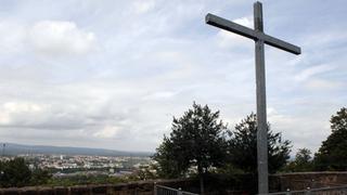 Ein Kreuz steht auf dem Schlossberg in Homburg. (Foto: IMAGO / Becker&Bredel)