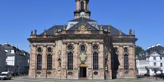 Die Saarbrücker Ludwigskirche am Ludwigsplatz (Foto: IMAGO / BeckerBredel)