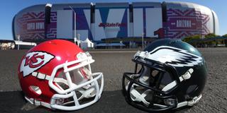Zwei Helme liegen auf dem Boden. Im Hintergrund sieht man ein Stadium. (Foto: IMAGO / USA TODAY Network)