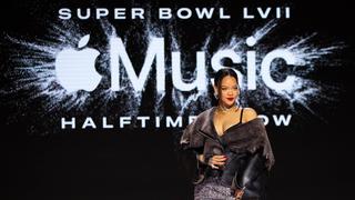 Sängerin Rihanna steht vor einer schwarzen Wand mit dem Schriftzug "Super Bowl LVII Music Halftimeshow" (Foto: IMAGO / USA TODAY Network)
