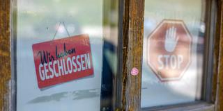 "Wir haben geschlossen" steht auf einem Schild an einem Restaurant (Foto: IMAGO / Manngold)
