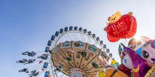 Karussell auf einer Kirmes (Foto: IMAGO / imagebroker / Arnulf Hettrich)