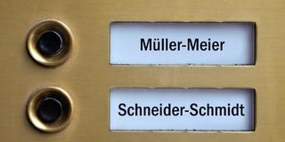 Klingelschilder mit Müller-Meier und Schneider-Schmidt (Foto: IMAGO / Steinach)