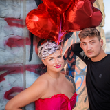 Eine Frau und ein Mann stehen nebeneinander. Im Hintegrund sind viele Herzluftballons zu sehen. (Foto: SR)