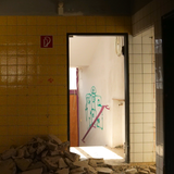 ein heruntergekommener gefliester Raum in einem  alten Schwimmbad. Auf dem Boden liegt Schutt.  (Foto: Martin Boosfeld)