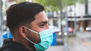 Ein Mann trägt eine Maske (Foto: Felix Schneider/SR)