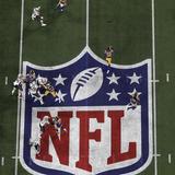 Logo der NFL auf dem Spielfeld  (Foto: picture alliance/dpa | Morry Gash)