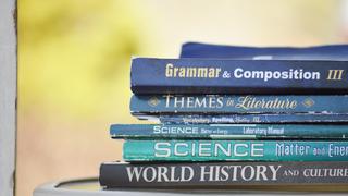 Englische Bücher übereinander gestapelt (Foto: unsplash/Clarissa Watson)