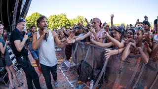 Max Giesinger im Bühnengraben beim SR Ferien Open Air St. Wendel (Foto: UNSERDING/Dirk Guldner)