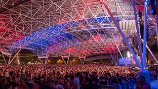 Eine riesige Menschenmasse vor einer Bühne des Summerfest. (Foto: Pressefoto/Summerfest)